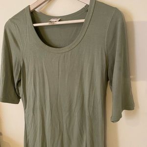 Short green short sleeved tee
